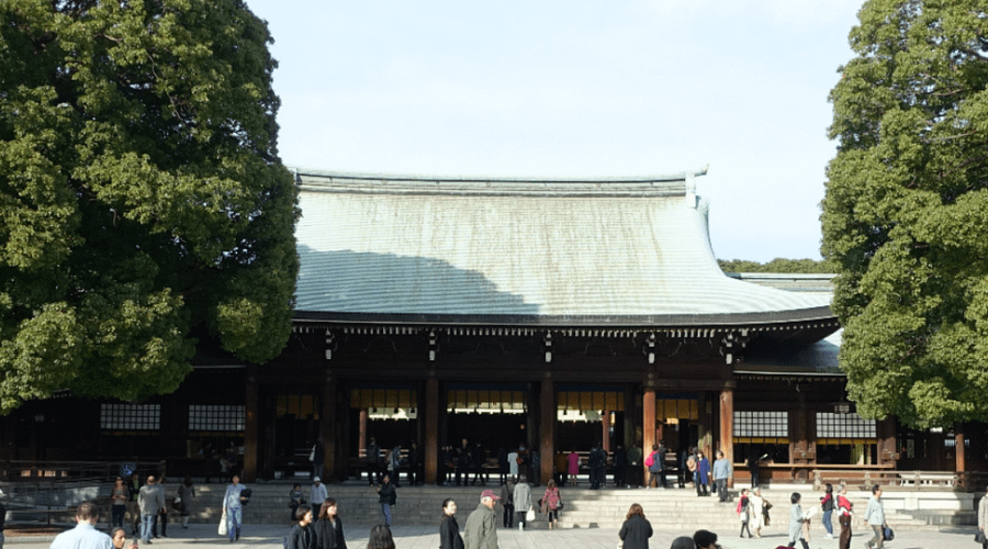 Santuari Meiji Jingu amb l’edifici principal i visitants fent ofrenes.