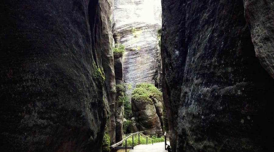 Camí entre formacions rocoses de Teplice nad Metují dins del paisatge natural de les Adršpach-Teplice Rocks