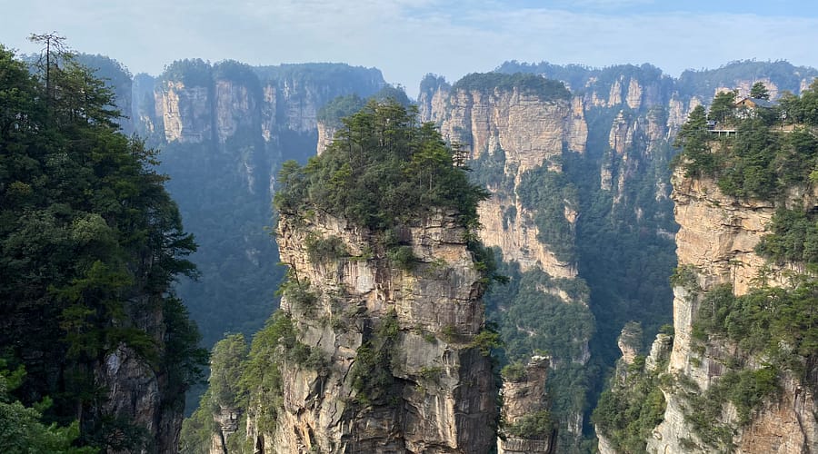 Formacions rocoses verticals de Zhangjiajie que van inspirar les muntanyes flotants de la pel·lícula Avatar