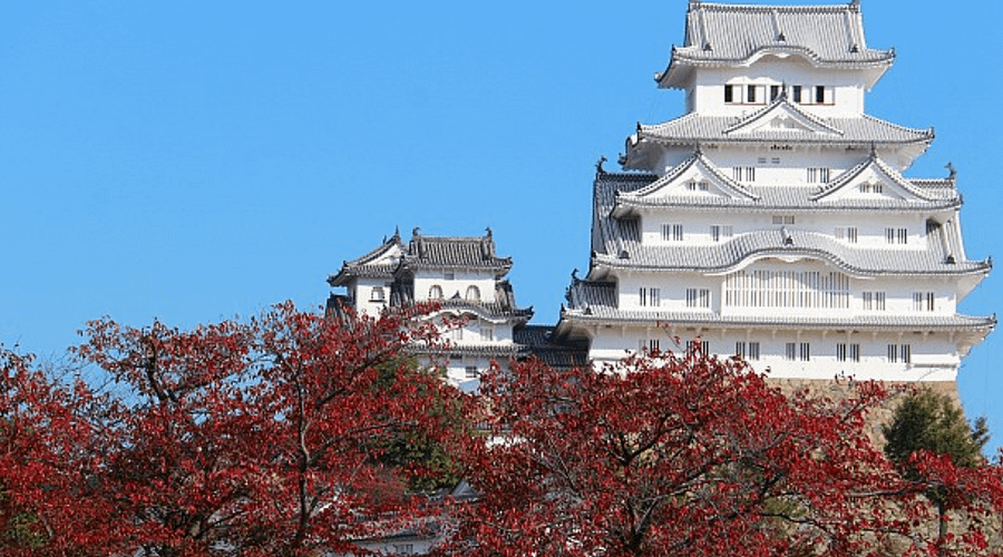 Castell de Himeji amb la seva façana blanca i arquitectura tradicional japonesa