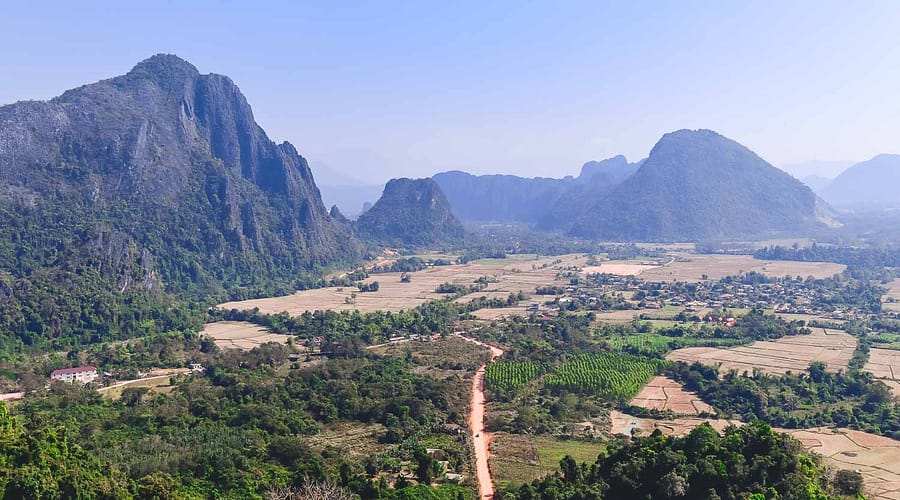 Vistes aèries de Vang Vieng amb el riu Nam Song i les muntanyes càrstiques, una de les millors experiències per descobrir què fer a Vang Vieng