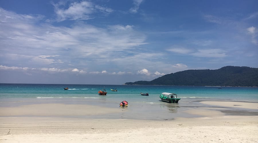 Vista de Long Beach a Perhentian Kecil amb sorra blanca, mar turquesa i bars a la vora