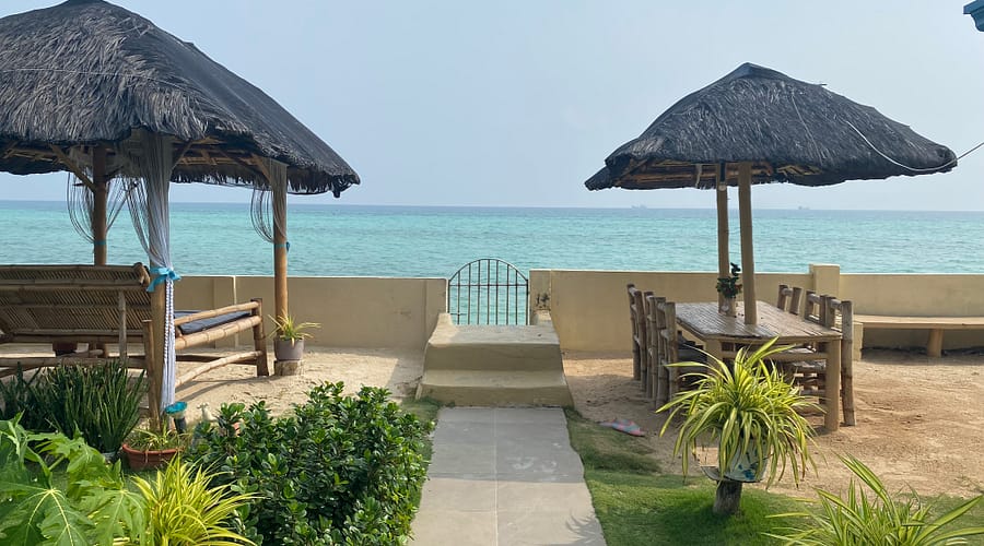 Vista del Sunrise Beach Resort amb el mar al fons, allotjament ideal per qui busca com anar a Bantayan