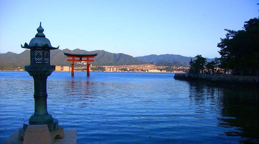 Gran torii vermell de Miyajima emergint del mar durant la marea alta