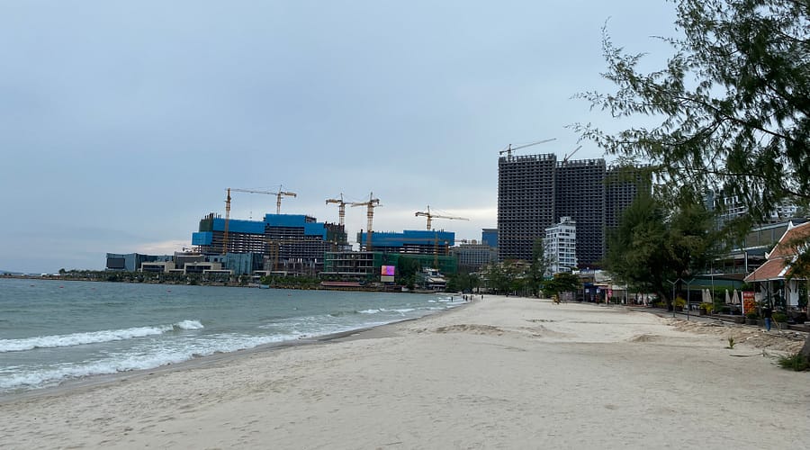 Vista des d’Otres Beach amb edificis en construcció i el mar a l’horitzó, durant un dia a Sihanoukville