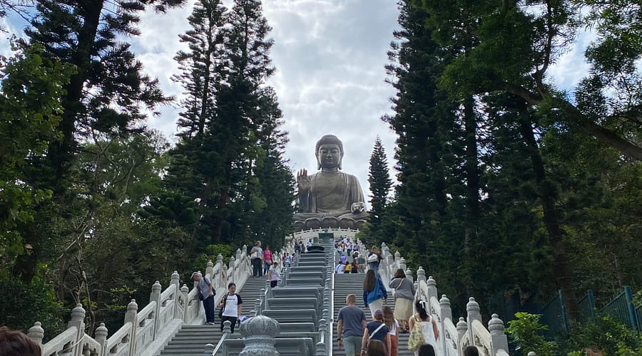 Gran Buda de Lantau vist des de la base de les escales a Ngong Ping 360