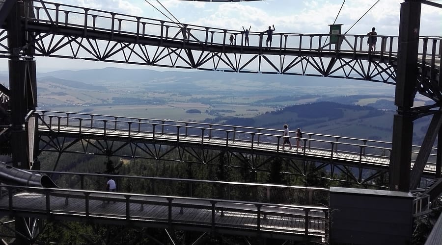 Passarel·les del Skywalk de la República Txeca vistes de prop, amb l’estructura metàl·lica i el bosc al voltant
