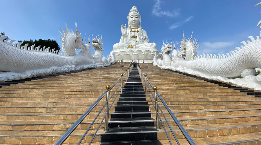 Estàtua gegant de Guan Yin al Wat Huay Pla Kung, Chiang Rai, Tailàndia