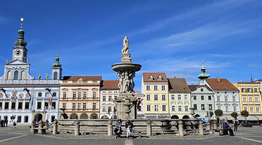 Monument històric a la plaça principal d’Olomouc, envoltat d’edificis barrocs i ambient urbà