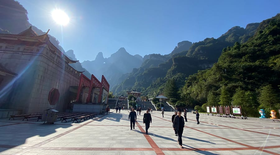 Accés principal al parc de la muntanya Tianmen amb telecabina i senyalització turística