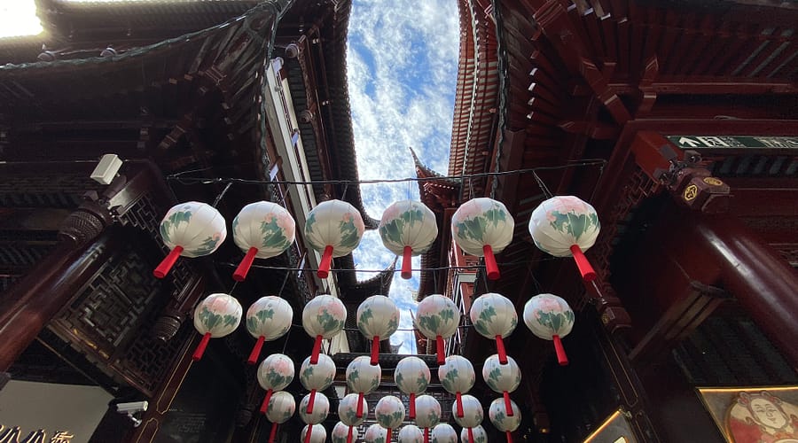 Detall de fanals vermells penjats sota teulades tradicionals xineses a Old Street, Shanghai