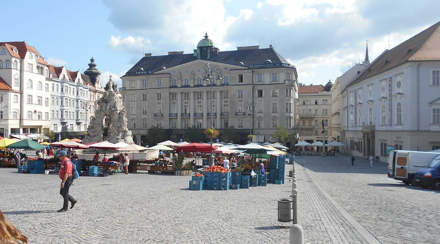 Plaça principal de Brno amb edificis històrics, ambient urbà i vida local