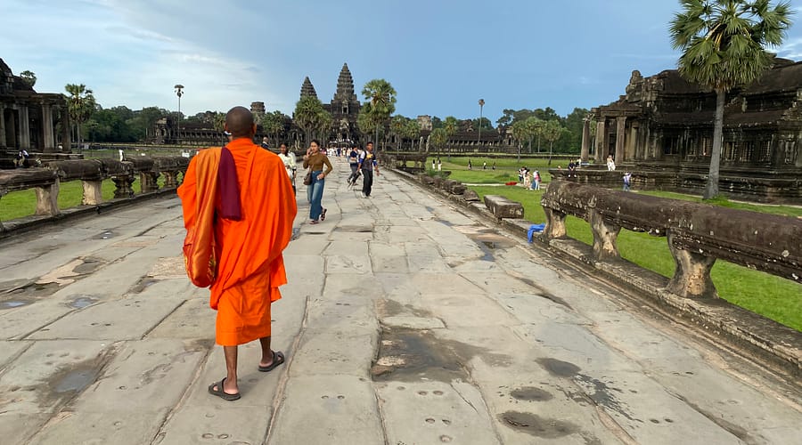 Monjo budista caminant entre les ruïnes d’Angkor Wat – Què fer a Siem Reap