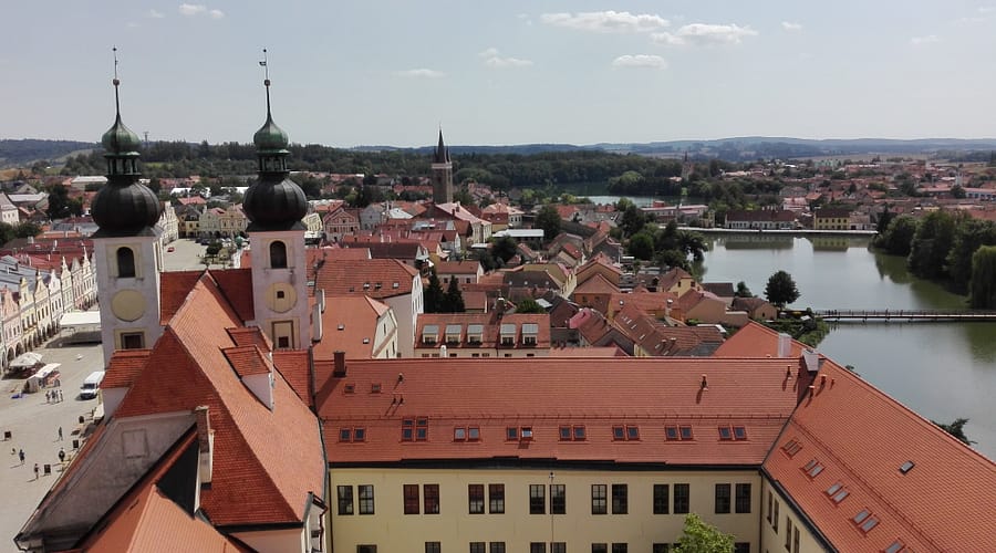 Vista panoràmica de Telč des de la torre, amb la plaça renaixentista i els teulats acolorits