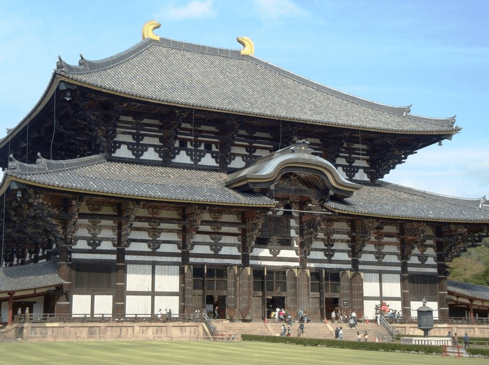 Façana del temple Tōdai‑ji de Nara amb visitants caminant pel pati central.